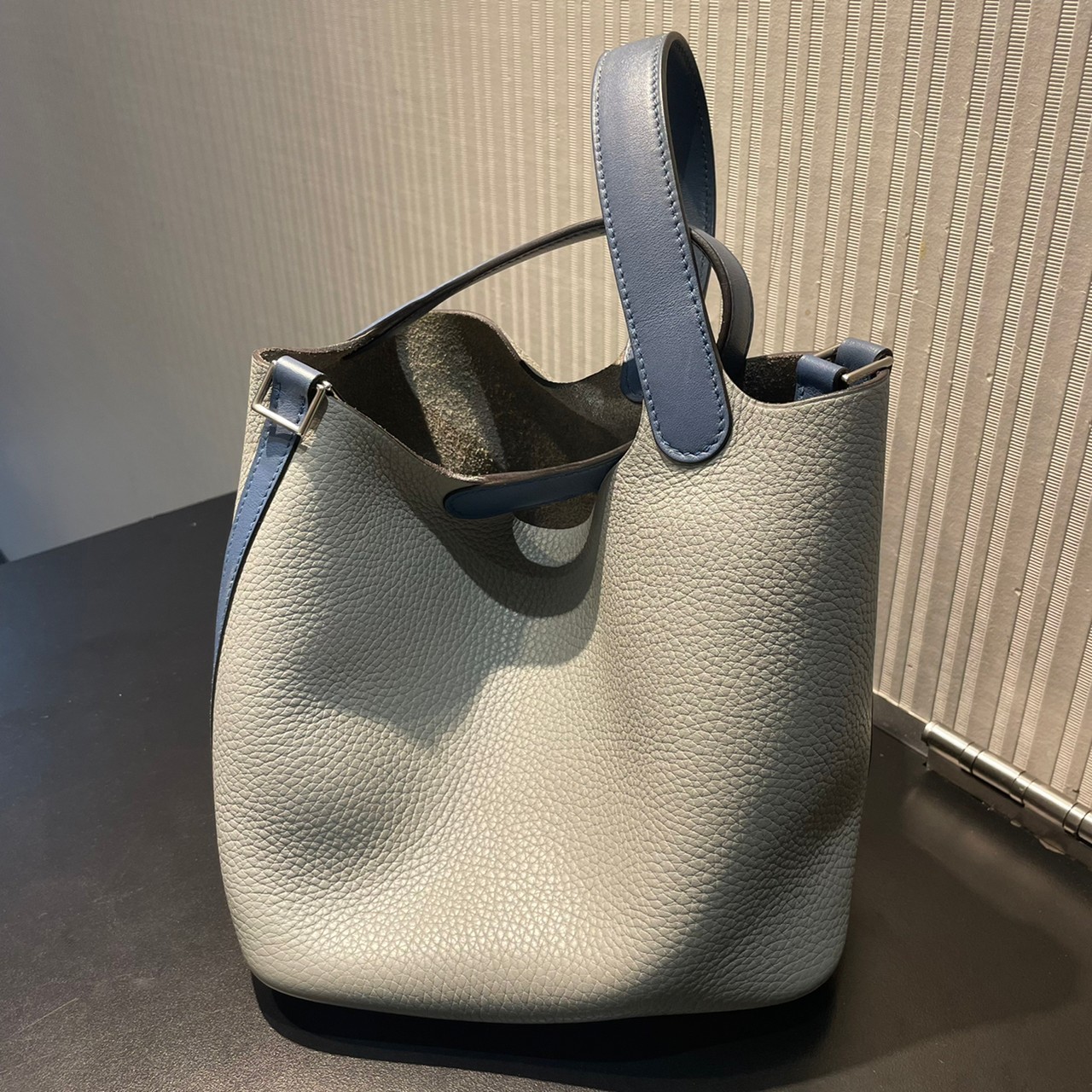 Picotin Lock Touch，外觀延續先前的設計，而在手提把及主體材質上進行變化，以不同材質組合，主體主要使用 Taurillon Clemence 皮，手提把則是使用 Vaux Swift 牛皮革，它有一般 Picotin 沒有的獨特觸感及質感，營造出高級奢華感