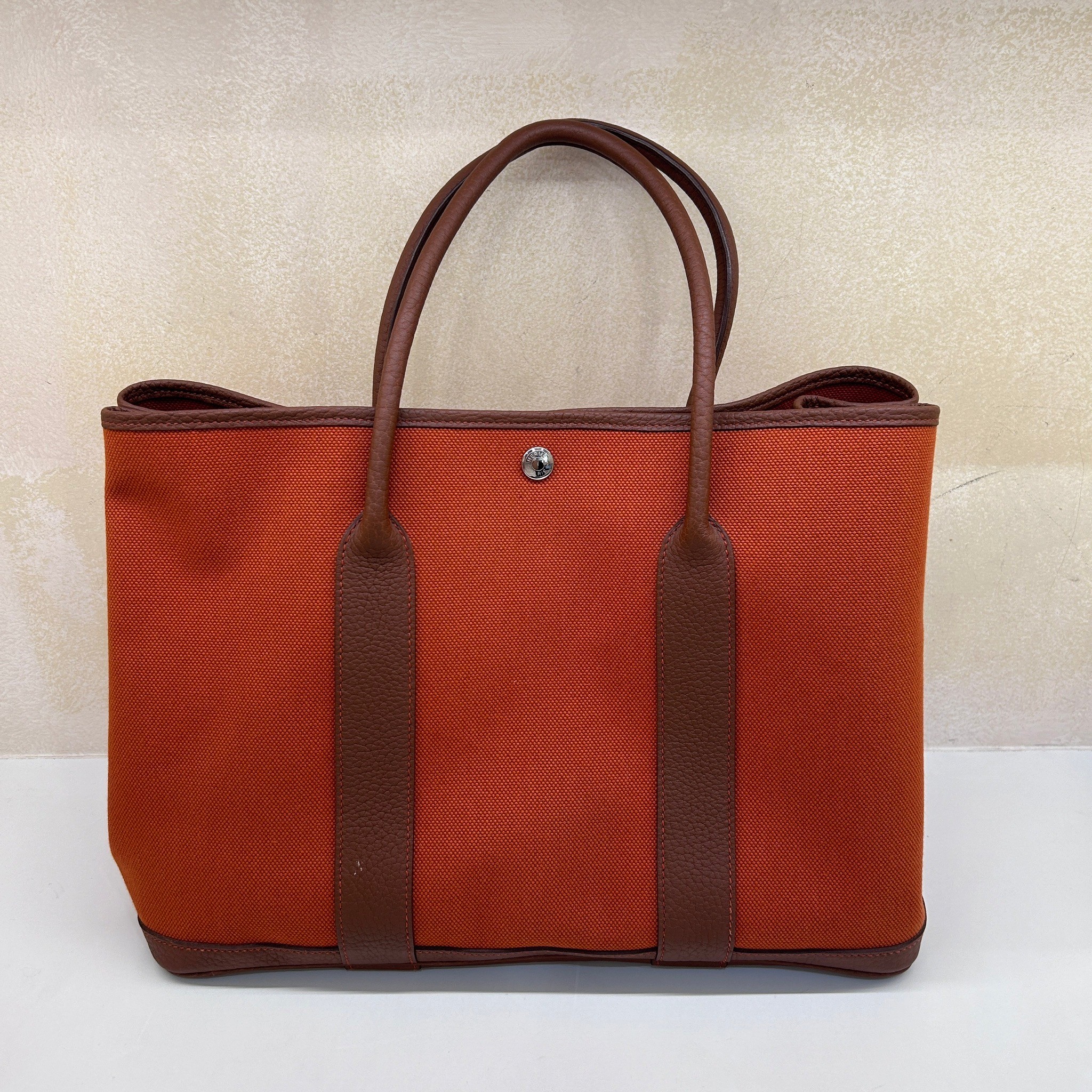 愛馬仕Garden Party花園派對托特包帆布 (Toile)價格較為實惠，淡淡的休閒感及適度的優雅氛圍是其魅力