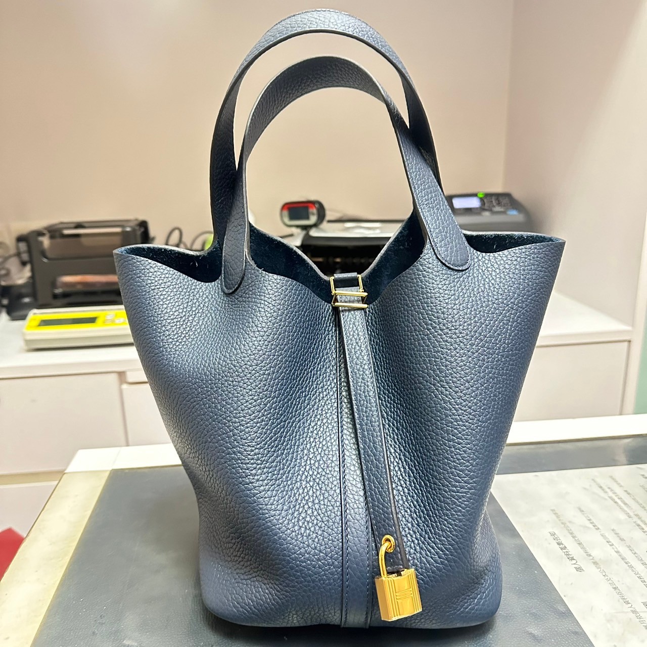 Picotin Lock 延續了 Picotin 大致的設計線條，在開口處細長的皮帶增添了愛馬仕風味滿溢的掛鎖及鑰匙，藉著再開口處增加的皮帶加強 Picotin Lock 保護內容物的強度，使攜帶物品不像舊款一樣容易掉出