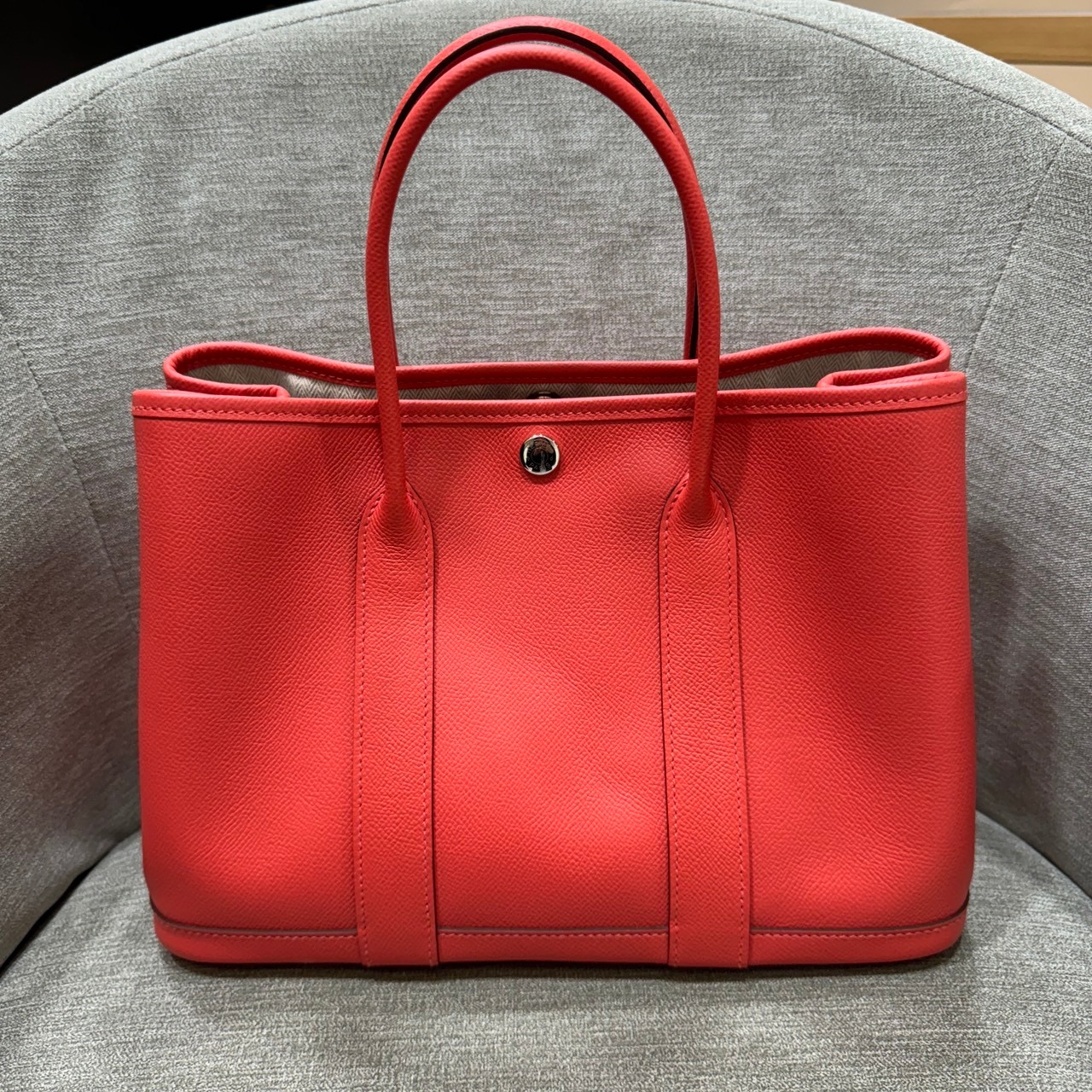 愛馬仕Garden Party花園派對托全皮革的花園派對包讓您可以享受愛馬仕的高品質皮革的當下又可擁有其獨特的高實用性功能，是一款休閒場合也合適的包款