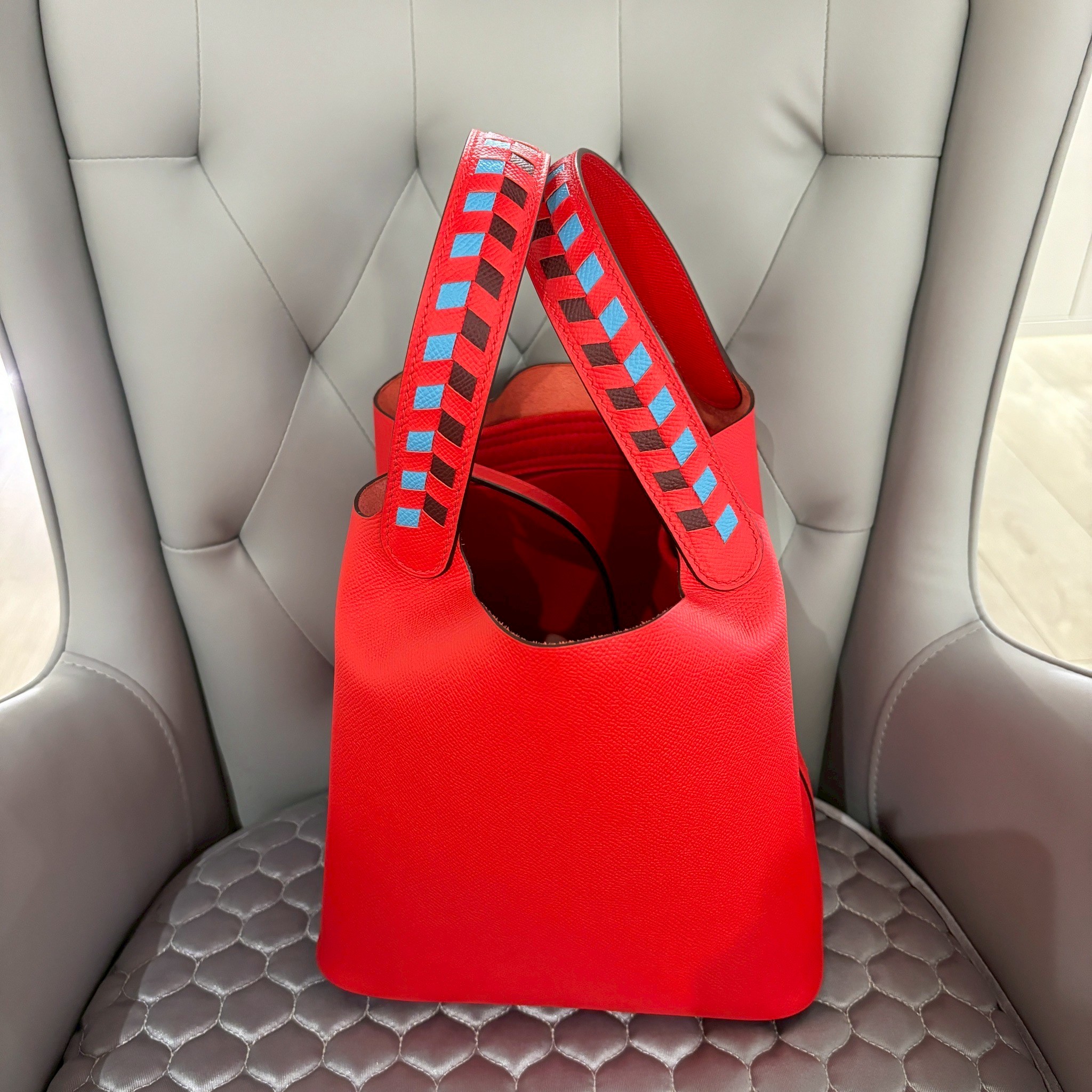 愛馬仕 Picotin Lock Kazak 菜籃子左右手提把為不同色，手提把內側也使用不同顏色。雙色的設計極有魅力，由中央切開的左右異色搭配，鮮豔的色彩極為搶眼