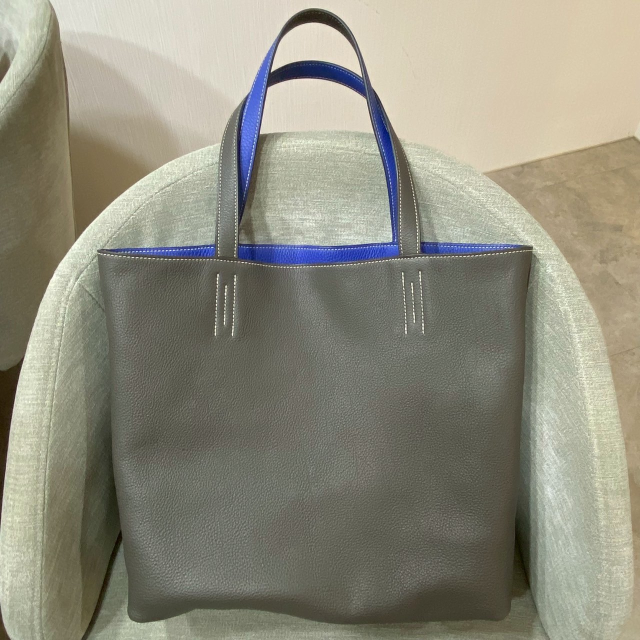 愛馬仕 Double Sens 可裡外對調變換包包的顏色。是一款男女都可以使用的包款。